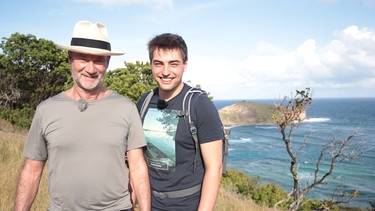 Schiffsarzt Winni Koller macht zusammen mit Schreinerpraktikant Günther Schön einen Ausflug. Die beiden haben sich mit Brent, "dem Bushmann", verabredet. Zwei Stunden will der mit ihnen wandern. | Bild: BR/Bewegte Zeiten Filmproduktion GmbH/André Goerschel