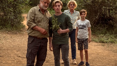 Konrad (Filip Peeters, links) zeigt Henriette (Saskia Vester), Anton (Liam Bosman) und Linus (Finn Kenny, rechts) seine Farm. | Bild: ARD Degeto/Raquel Fernandes