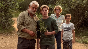 Konrad (Filip Peeters, links) zeigt Henriette (Saskia Vester), Anton (Liam Bosman) und Linus (Finn Kenny, rechts) seine Farm. | Bild: ARD Degeto/Raquel Fernandes