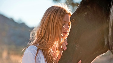 Mika Schwarz (Hanna Binke) und der Hengst Ostwind. | Bild: HR/Constantin Film