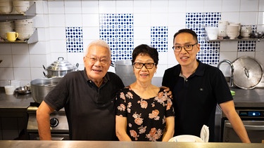 Familie Ting in der Küche des Lon Men's Noodle House. | Bild: BR/Robin Worms