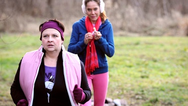 Monika hat Mühe, Trixis hartes Training durchzuhalten. Von links: Landfrau Monika (Christine Reimer) und Trixi Preissinger (Doreen Dietel). | Bild: BR/Marco Orlando Pichler