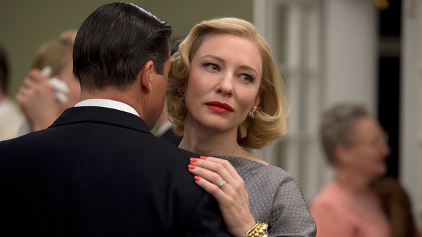 Carol (Cate Blanchett) möchte sich von ihrem wohlhabenden Ehemann Harge (Kyle Chandler) trennen. | Bild: ARD Degeto/DCM Film