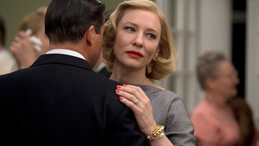 Carol (Cate Blanchett) möchte sich von ihrem wohlhabenden Ehemann Harge (Kyle Chandler) trennen. | Bild: ARD Degeto/DCM Film