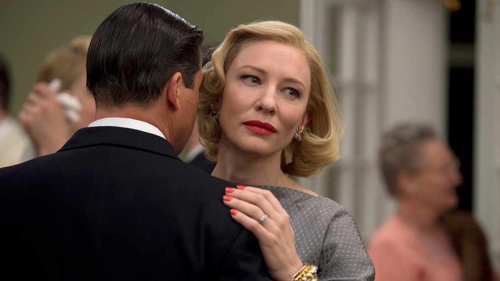 Carol (Cate Blanchett) möchte sich von ihrem wohlhabenden Ehemann Harge (Kyle Chandler) trennen. | Bild: ARD Degeto/DCM Film