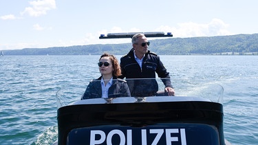 Während einer Patrouillenfahrt auf dem Bodensee machen Julia Demmler (Wendy Güntensperger, links) und Paul Schott (Tim Wilde, rechts) einen traurigen Fund. | Bild: ARD/Laurent Trümper