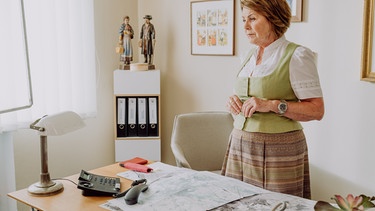 Rosi (Brigitte Walbrun) ist entschlossen, Gschwendtner mittels eines Gstanzls eine Ansage zu machen. | Bild: BR/Nadya Jakobs