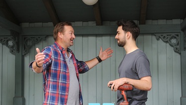 Gregor (Holger Matthias Wilhelm, links) genießt die gemeinsame Arbeit mit Felix (Shayan Hartmann, rechts). | Bild: BR/Marco Orlando Pichler