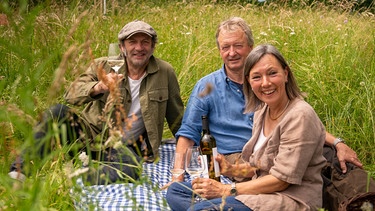 Schmidt Max mit der Winzer-Familie Kress: Thomas (Mitte) und Kirstin Kress bringen Weine aus der Müller-Thurgau-Traube zum Glänzen. Und damit den Schmidt Max zum Strahlen. | Bild: BR/André Goerschel