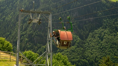 Kurz vor dem Niederkommen: Der Schmidt Max in der Waldibergbahn, einem Original Niederberger Schiffli. | Bild: BR/André Goerschel