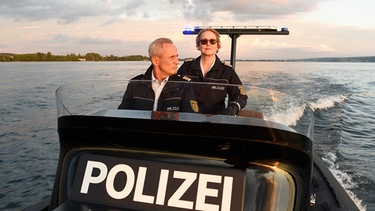 Paul Schott (Tim Wilde, links) und Nele Fehrenbach (Floriane Daniel, rechts) fahren über den Bodensee. | Bild: ARD/Laurent Trümper