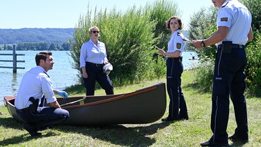 Julia Demmler (Wendy Güntensperger, 2. von rechts) und Paul Schott (Tim Wilde, rechts) teilen ihren Kollegen Nele Fehrenbach (Floriane Daniel, 2. von links) und Jakob Frings (Max König, links) erste Ermittlungsergebnisse zu dem toten Ornithologen mit. | Bild: ARD/Laurent Trümper