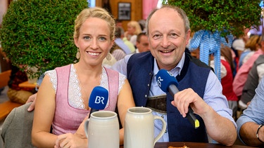 Auf der Oidn Wiesn präsentiert das Moderatorenduo Susanne Wiesner und Markus Tremmel den Wiesn- Frühschoppen – live aus dem Festzelt Tradition. | Bild: BR/Ralf Wilschewski