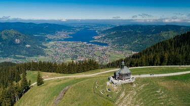 Die Wallberg-Kapelle. Seit Ende der fünfziger Jahre betreibt der Bayerische Rundfunk am Sender Wallberg auf dem 1.722 Meter hohen Wallberg im Mangfallgebirge eine Sendeanlage für diese Region. | Bild: BR/Brigitte Heming