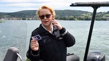 Nele Fehrenbach (Floriane Daniel) gibt erste Ermittlungsergebnisse an ihr Team weiter. | Bild: ARD/Laurent Trümper