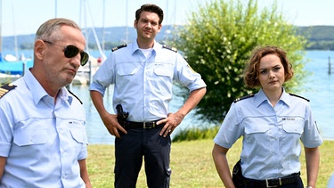 Paul Schott (Tim Wilde, links), Jakob Frings (Max König, Mitte) und Julia Demmler (Wendy Güntensperger, rechts) müssen den Tod des technischen Leiters, der örtlichen DLRG-Station aufklären. | Bild: ARD/Laurent Trümper