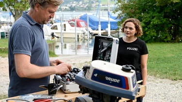 Julia Demmler (Wendy Güntensperger, rechts) fragt Hafenmeister Konrad Naumann (Patrick von Blume, links), warum er nichts von seinem Streit mit dem Ermordeten erzählt hat. | Bild: ARD/Laurent Trümper