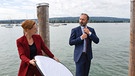 Der Politiker Götz Eberlein (Robert Schupp, rechts) mit seiner persönlichen Assistentin Astrid Garber (Isabella Bartdorff, links) bei einem Fototermin für seinen Landtagswahlkampf. | Bild: ARD/Laurent Trümper