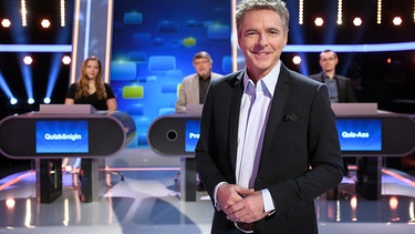 Moderator Jörg Pilawa (vorne) mit den Quizduell-Experten (hinten - von links): "Quizkönigin" Marie-Louise Finck, "Professor Quiz" Eckhard Freise und "Quiz Ass" Thorsten Zirkel. | Bild: ARD/Uwe Ernst