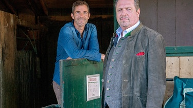 August Flaucher (René Oltmanns, links) berichtet Beissl (Andreas Giebel, rechts), von Problemen unter den Gantinger-Frauen. | Bild: ARD/Lucky Bird Pictures/Angela M. Schlabitz