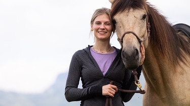 Die Liebe zu Pferden und zum Reiten prägt Antonias Kindheit im Allgäu. Jetzt verbindet sie das Pferdemädchen von früher mit der Bergfreundin von heute und will mit Stute Baguira über die Alpen. | Bild: BR/Hans-Martin Kudlinski