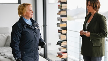 Nele Fehrenbach (Floriane Daniel, links) befragt Ricarda Heimlinger (Carolina Vera, rechts), die Mutter des eigentlichen Entführungsopfers. | Bild: ARD/Laurent Trümper