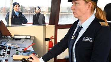 Sabine Heiler (Katja Studt, rechts) verlangt von Nele Fehrenbach (Floriane Daniel, links) und Julia Demmler (Wendy Güntensperger, 2. von links), dass sie zwei Gymnasiasten auf dem Schiff zum Geständnis bewegen am Tod des Sohnes beteiligt gewesen zu sein. Ansonsten will die Kapitänin die Fähre ungebremst in einen Hafen krachen lassen. | Bild: ARD/Laurent Trümper