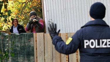 Die Hausmeisterin des Schießplatzes Karen Moll (Lucy Wirth, hinten rechts) hat sich im Wald verschanzt. Julia Demmler (Wendy Güntensperger, hinten links) und Nele Fehrenbach (Floriane Daniel, rechts) versuchen zu deeskalieren. | Bild: ARD/Laurent Trümper