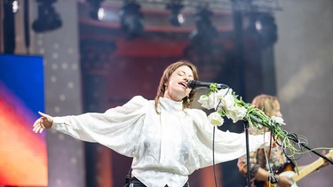 Beim 9. Heimatsound-Festival brachten im August 2024 einige der bekanntesten Bands der Szene den typischen "Heimatsound" auf die legendäre Bühne des Passionstheaters in Oberammergau. Dieses Mal dabei: Mola. | Bild: BR/Johanna Schlüter