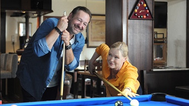 Vera (Sybille Waury) und Gregor (Holger Matthias Wilhelm) spielen bei ihrem ersten Date zusammen Billiard. | Bild: BR/Marco Orlando Pichler