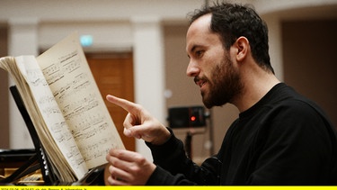 „Igor Levit – No Fear“ ist das inspirierende Porträt eines Künstlers auf seinem Parcours zwischen traditioneller Karriere und neuen Wegen in der Welt der Klassik, dem Impuls des politischen Engagements und der ständigen künstlerischen Herausforderung. Im Bild: Igor Levit bei Aufnahmen im Leibniz Saal, Hannover. | Bild: RBB/ARTE/zero one film