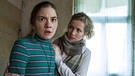 Leonie Winkler (Cornelia Gröschel, rechts) tröstet Talia (Hannah Schiller), die vor Angst erstarrt ist. | Bild: MDR/MadeFor/Daniela Incoronato