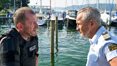 Paul Schott (Tim Wilde, rechts) befragt Einsatzleiter Matthias Krämer (Martin Lindow, links) zu den Geschehnissen bei der Bombenentschärfung. | Bild: ARD/Nicolas Gradicsky