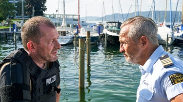 Paul Schott (Tim Wilde, rechts) befragt Einsatzleiter Matthias Krämer (Martin Lindow, links) zu den Geschehnissen bei der Bombenentschärfung. | Bild: ARD/Nicolas Gradicsky