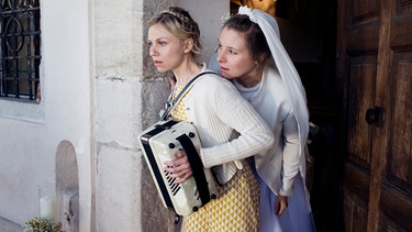 Eve (Teresa Rizos, links) und Tati (Xenia Tiling) vor Tatis Hochzeit. | Bild: BR/lüthje schneider hörl | FILM/Jennifer Bräuer