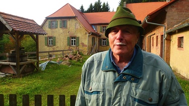 Norbert Köhler vor dem stillgelegten Forsthaus Kropfbrunn im Spessart. | Bild: BR/Jürgen Neumann