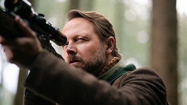 Clemens von Mahnfeld (Maximilian Ergert) auf der Jagd. | Bild: ARD/Lucky Bird Pictures/Angela M. Schlabitz