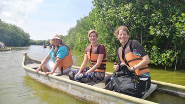 Mangrovenausflug mit Reiseleiterin Dörte: Kanufahrt durch den Mangrovenwald und Besichtigung der historischen Altstadt. Die Schwestern Maren und Kirsten lassen sich das Programm nicht entgehen und fahren gemeinsam mit der Reisegruppe im Bus nach La Boquilla. Von dem kleinen Fischerdorf aus startet die Kanufahrt durch den 12.000 Quadratkilometer großen Mangrovenwald. Hier gibt es neben verschiedenen Mangrovenarten auch Waschbären, Schlangen, Schildkröten und Reiher zu sehen. | Bild: BR/Bewegte Zeiten Filmproduktion GmbH/Andrea Wörle