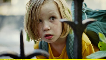 Ella (Agnes Colliander) versteckt sich vor ihrem Klassenkameraden Otto. | Bild: WDR/Simon Olsson