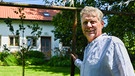 Heinz vor seinem Zuhause in Dorfen. | Bild: BR/Tabea Hofmann