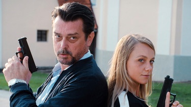 Kommissar Sascha Bergmann (Hary Prinz, links) und seine Partnerin Anni Sulmtaler (Anna Unterberger) arbeiten gerne zusammen. | Bild: ARD Degeto/Allegro Film/Peter von Haller