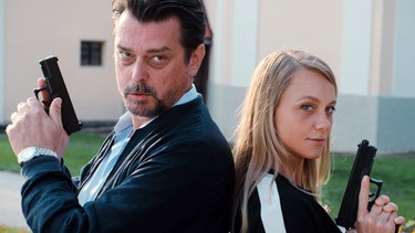 Kommissar Sascha Bergmann (Hary Prinz, links) und seine Partnerin Anni Sulmtaler (Anna Unterberger) arbeiten gerne zusammen. | Bild: ARD Degeto/Allegro Film/Peter von Haller