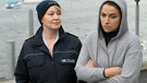 Nele Fehrenbach (Floriane Daniel, links) befragt die Kellnerin Lena Teuber (Jaëla Probst, rechts) zu den Geschehnissen im Restaurant. | Bild: ARD/Laurent Trümper