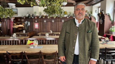 Wirt Oliver Wendel in seinem Restaurant Augustiner am Platzl. | Bild: BR/Filmbüro Süd/Johannes Kaltenhauser