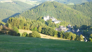 Es ist ein Weg durch eine fast vergessene Region - und genau das macht ihn so einzigartig: Das "Grüne Band" in Bayern, die ehemalige Grenze zwischen BRD und DDR, zieht sich über 400 Kilometer an den Landesgrenzen zwischen Thüringen, Sachsen und Bayern entlang. Im Bild: Burg Lauenstein. | Bild: BR/Florian Guthknecht