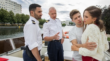 Wolf Malletzke (Christoph Grunert, 2. von links) und Fahri Celik (Hassan Akkouch, links) informieren Nina Blum (Bianca Nawrath, rechts) und deren Verlobten Lucas Winter (Jascha Rust, 2. von rechts), dass sie Sophie Zimmermann tot aufgefunden haben. | Bild: ARD/Daniela Incoronato