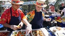 Tropisches Barbecue mit Küchenpraktikantin Laura Bauer auf Deck 11 der "Prinzessin" während der Fahrt durch den Panamakanal. | Bild: BR/Bewegte Zeiten Filmproduktion GmbH/Deborah Stöckle