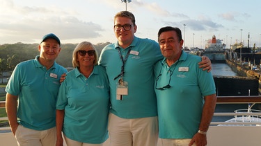 Das Reiseleiterteam um Kreuzfahrtdirektor Thomas Gleiss (rechts) mit Bernd Wallisch, Dörte Gebauer und Manuel Hauck (von links) während der Durchfahrt durch den Panamakanal, Panama. | Bild: BR/Bewegte Zeiten Filmproduktion GmbH/Deborah Stöckle