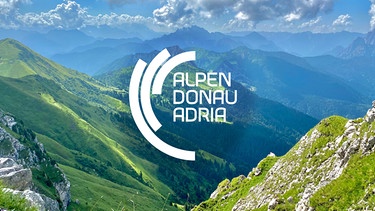 Key Visual/Cover Sendereihenbild mit Typo zu "Alpen Donau Adria". "ADA", das Alpen-Donau-Adria-Magazin ist eine im wahrsten Sinne des Wortes mitteleuropäische Magazinsendung. Sie berichtet über landestypische Besonderheiten, kulturelle Highlights aber auch über Interessantes und Sehenswertes rund um das nördliche Mittelmeer, den Donauraum und den Alpenraum. Der besondere Charme der Sendung ist, dass der Bayerische Rundfunk (BR) und die öffentlich-rechtlichen Rundfunkanstalten aus Italien (Rai), Kroatien (HRT) und Slowenien (RTV SLO) sowie das ungarische Staatsfernsehen redaktionsübergreifend die Beiträge aus ihren Regionen gemeinsam zusammenstellen. | Bild: BR/stock.adobe.com/samanta miotti/EyeEm/Montage: BR