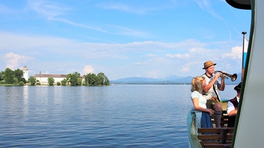 De boarische Bris' mit Moderatorin Susanne Wiesner (links) auf dem Chiemsee. | Bild: BR/Moritz Kipphardt/Harald Rentsch/Daniel Delbeck